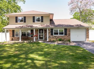 11 Sussex Ln, Lake Grove, NY 11755