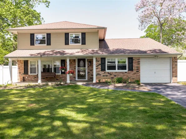 11 Sussex Lane, Lake Grove, NY 11755