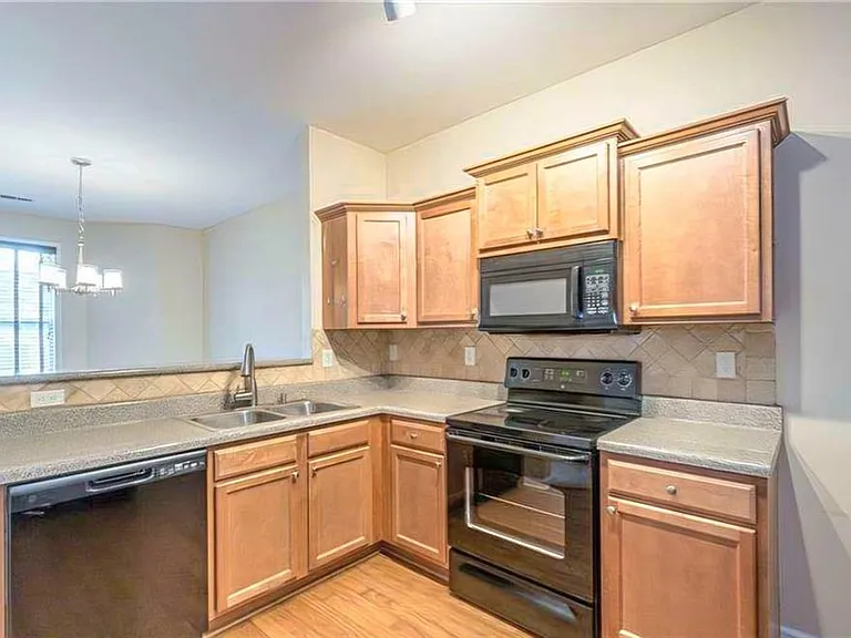 4247 Youngstown Cir #4247 — Photo 3