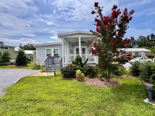 42 Skipping Stone Ln, Flat Rock, NC 28731