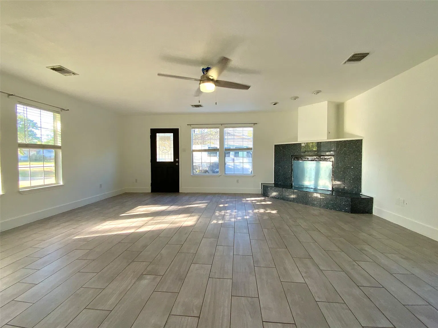 3 bed, 2.0 bath, 1541 sqft, $1,950 — Photo 3