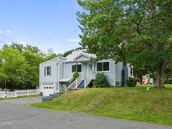 3rd image of 20 White Oaks Rd