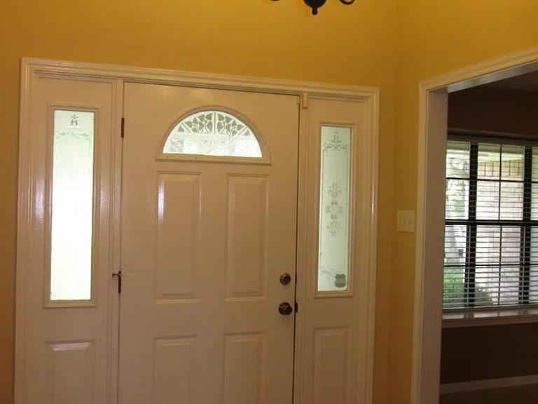 602 Northcliffe Dr — Photo 2