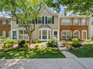 8 Hudson Ct, Franklin Park, NJ 08823