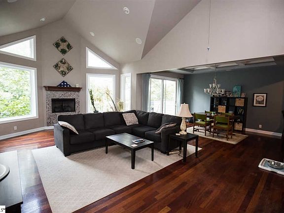 4th image of 11 Altamont Forest Dr