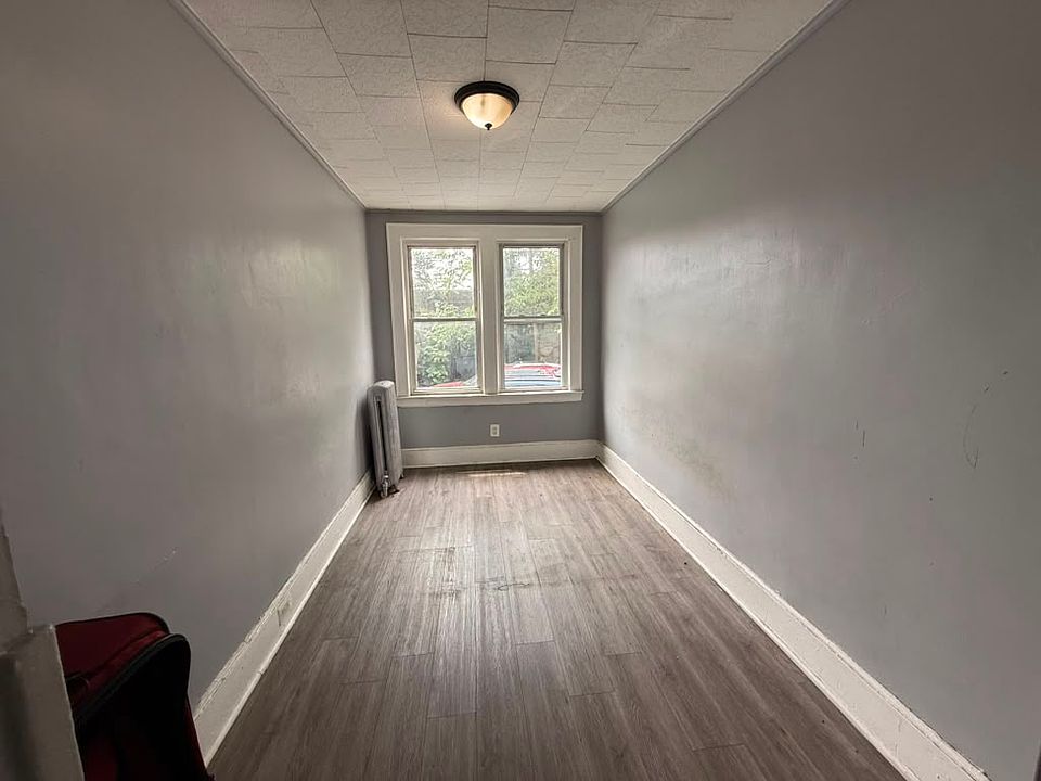 1st image of 558 Lyons Ave #1L