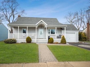 22 Soloff Rd, Massapequa, NY 11758