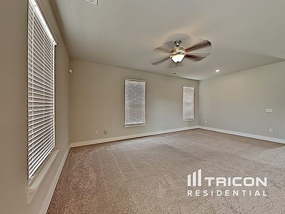 3rd image of 4752 Kingdom Dr