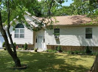 9 1st St, Coram, NY 11727