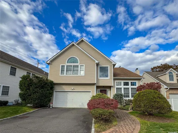 3 Tennis Court, Glen Head, NY 11545