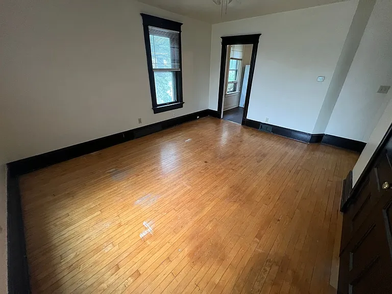 621-25 E. Locust St. — Photo 2