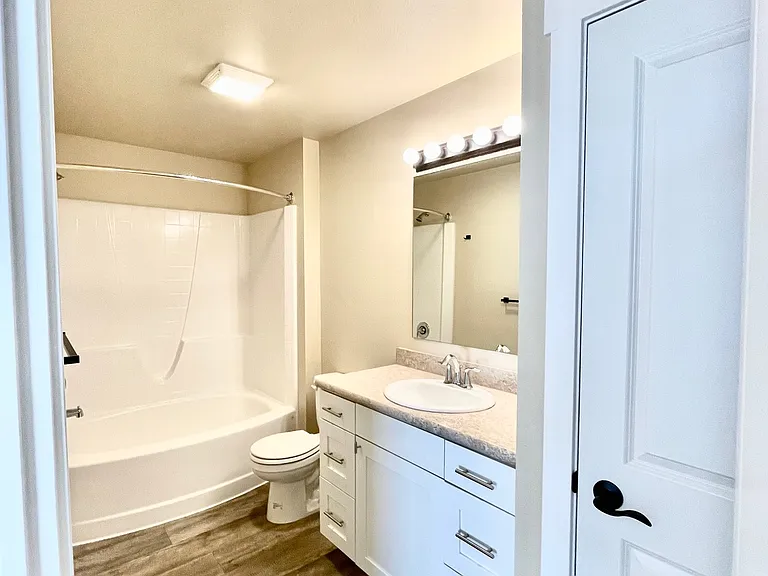 915/6SQFT Units Bathroom