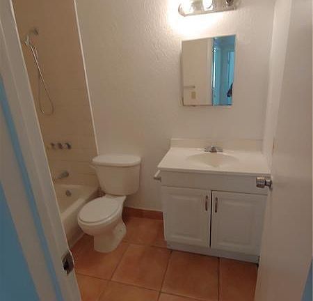 4th image of 2551 NW 39th Terrace #102
