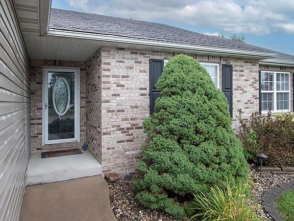 3rd image of 15 Augusta Dr