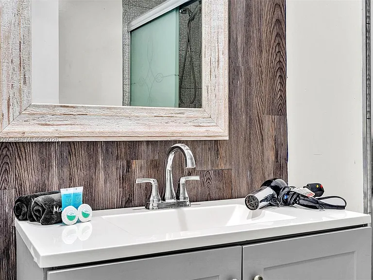 10004 E Bay Harbor Dr #5 — Photo 16
