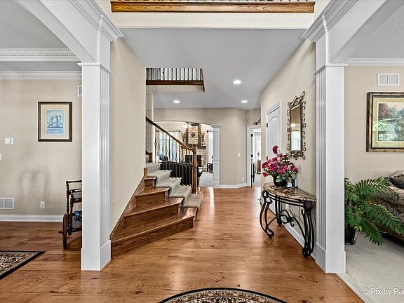 4th image of 3674 Broadleaf Ave