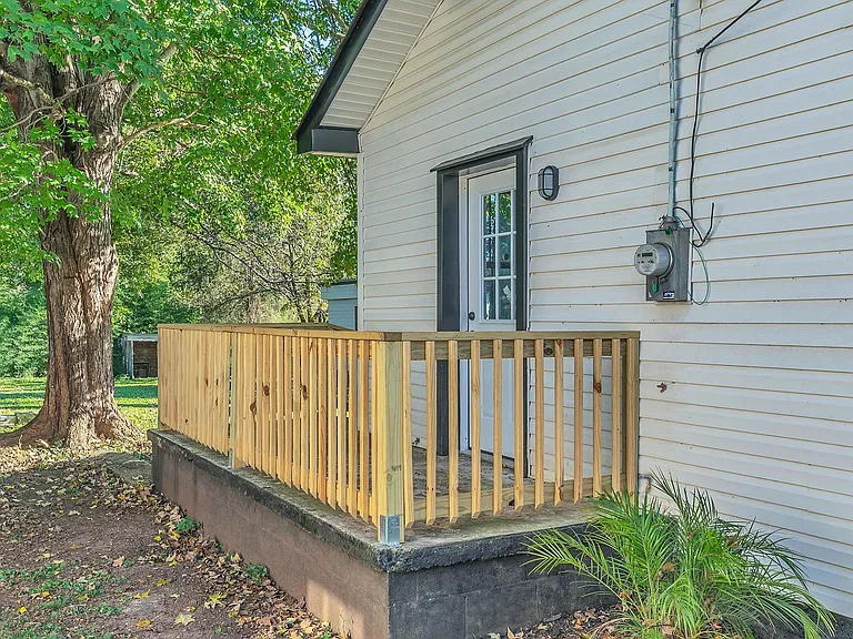 402 England St E — Photo 22