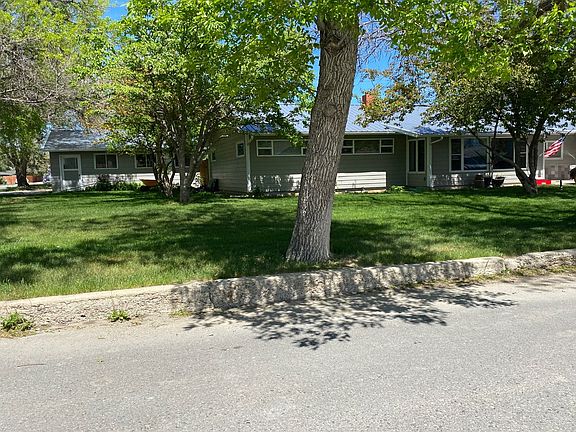 3rd image of 401 2nd St NE