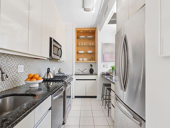 5th image of 58 W 58th St APT 15C