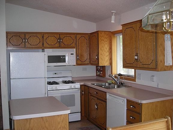 Kitchen w/center island.  All appliances included!