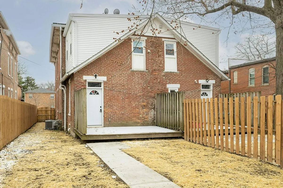 Building Photo - Clark Pl 60-64 MLR