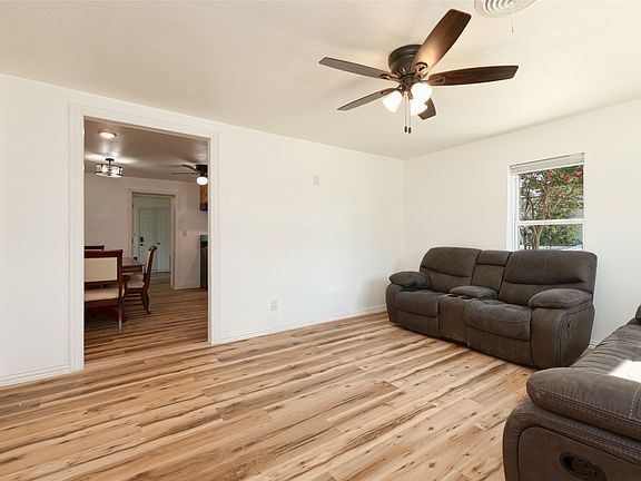 4th image of 2498 Grape St