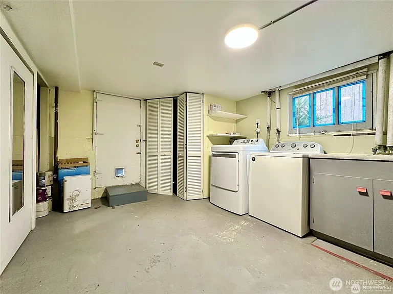 114 Wells Ave S — Photo 10