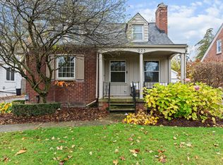 923 Fisher Rd, Grosse Pointe, MI 48230