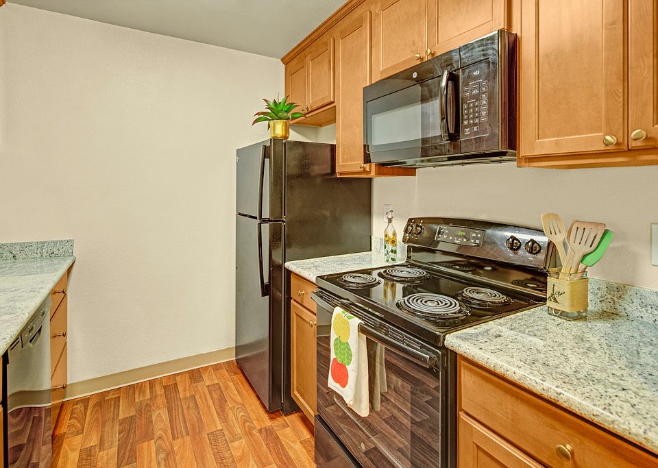 Hillside Chalet Apartments - Kitchen