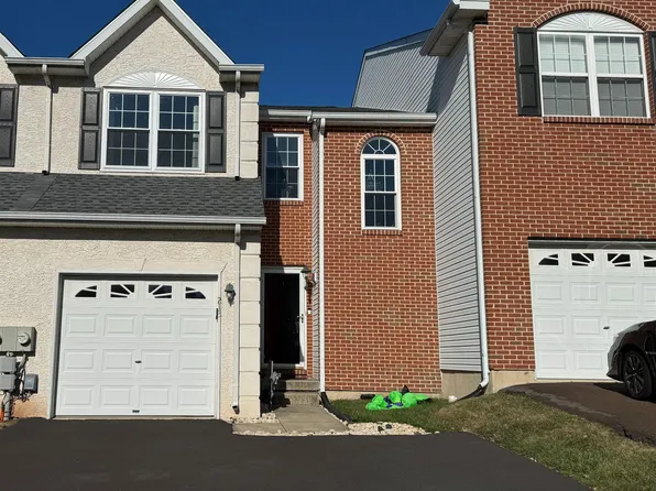 213 Hampshire Dr, Sellersville, PA 18960
