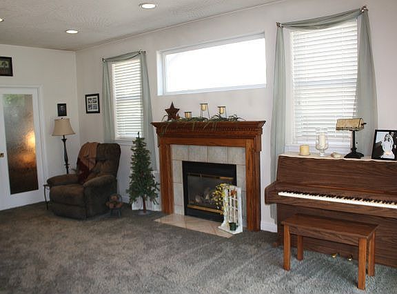 Fam Rm w/ Gas FirePlace