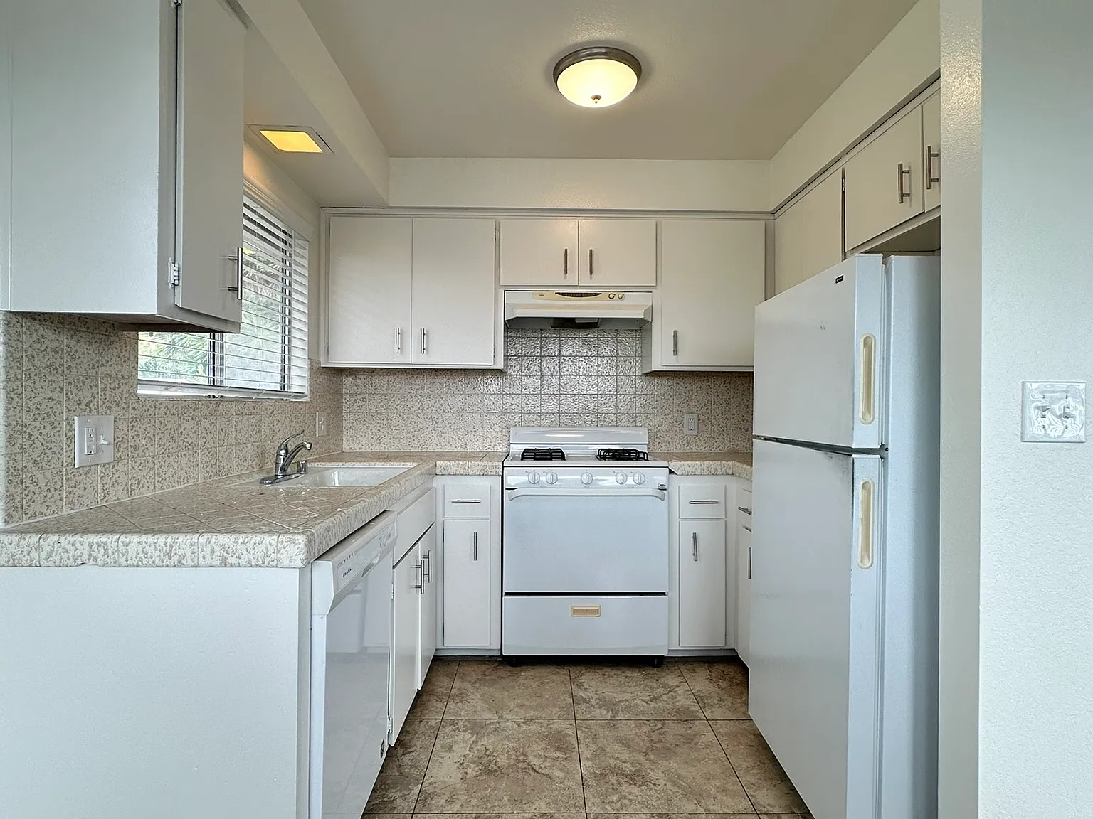 2 bed, $2,400 — Photo 4