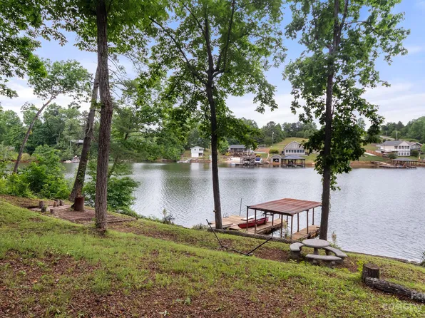 247 Michaels Gap Ln, Hickory, NC 28601