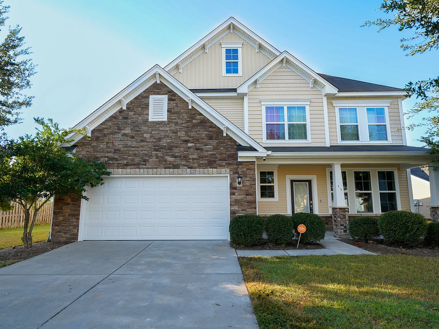 4 bed, 2.5 bath, 2311 sqft, $2,500 — Photo 2