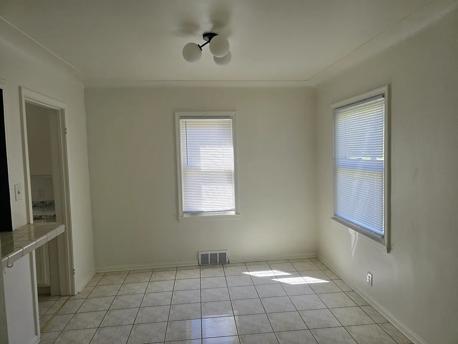 3 bed, 1140 sqft, $1,300 — Photo 3