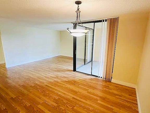 4th image of 2255 Lindell Blvd #4