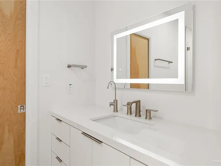 1912 Silverton Cir — Photo 22