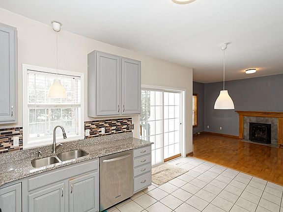 3rd image of 32 Archer Dr