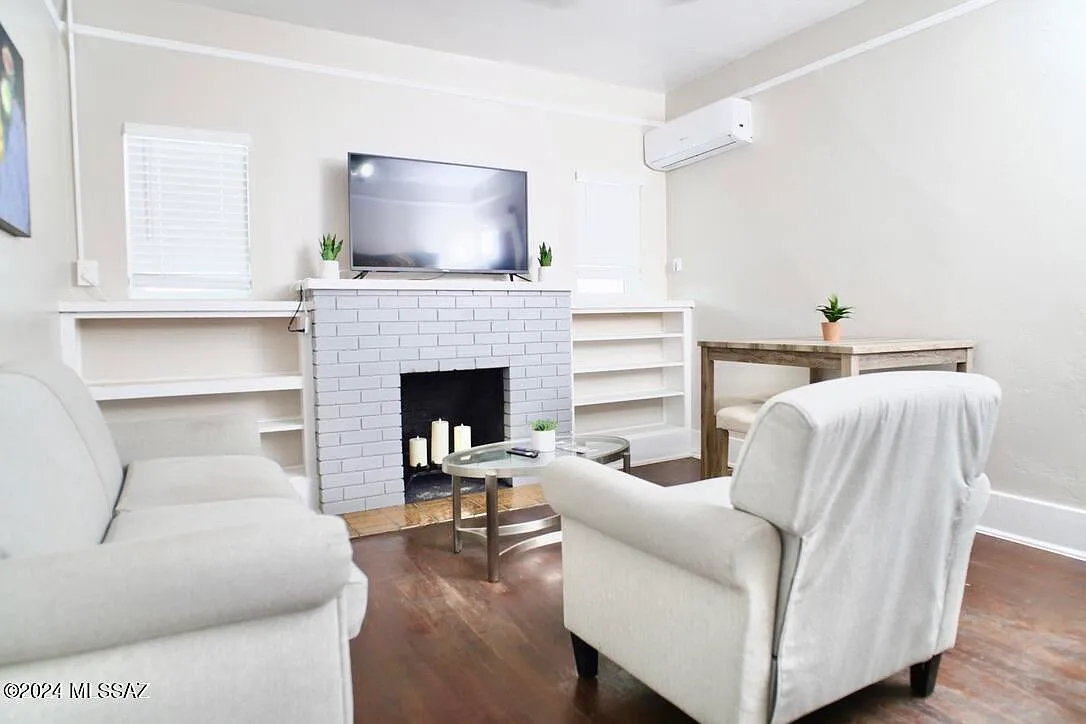 Building Photo - 12 E University Blvd #16