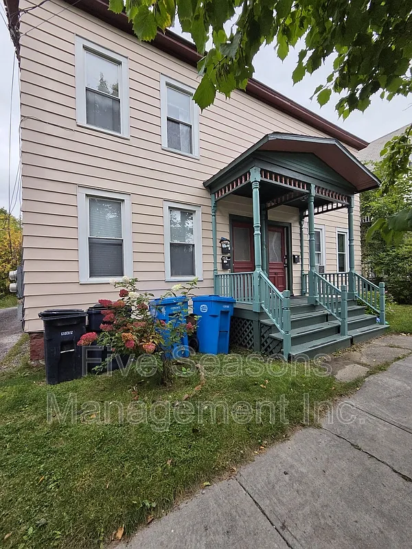 4 bed, 1.0 bath, 1400 sqft, $4,800 — Photo 1