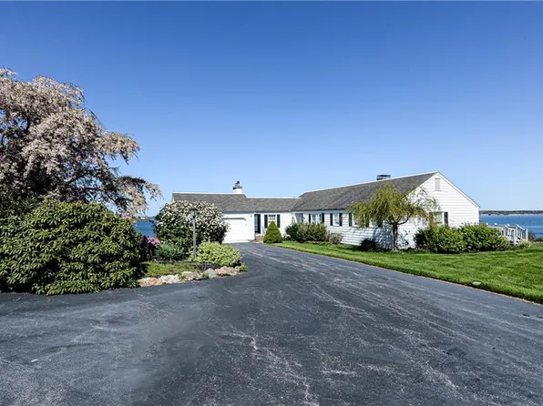 90 N Cliff Dr, Narragansett, RI 02882
