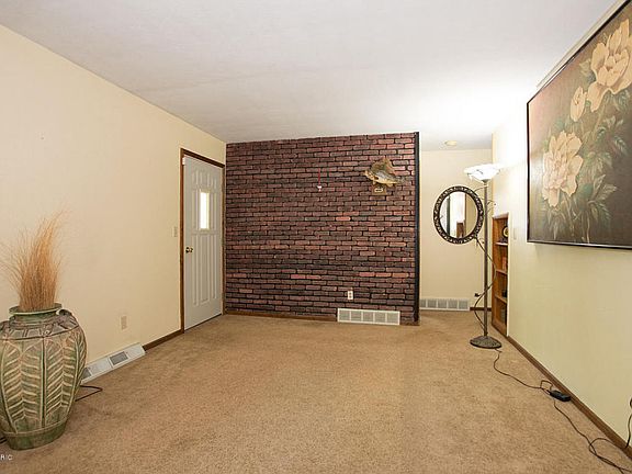 5th image of 422 Snow Ave