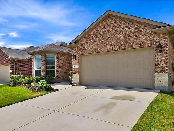 3rd image of 3201 Tamarack Ln