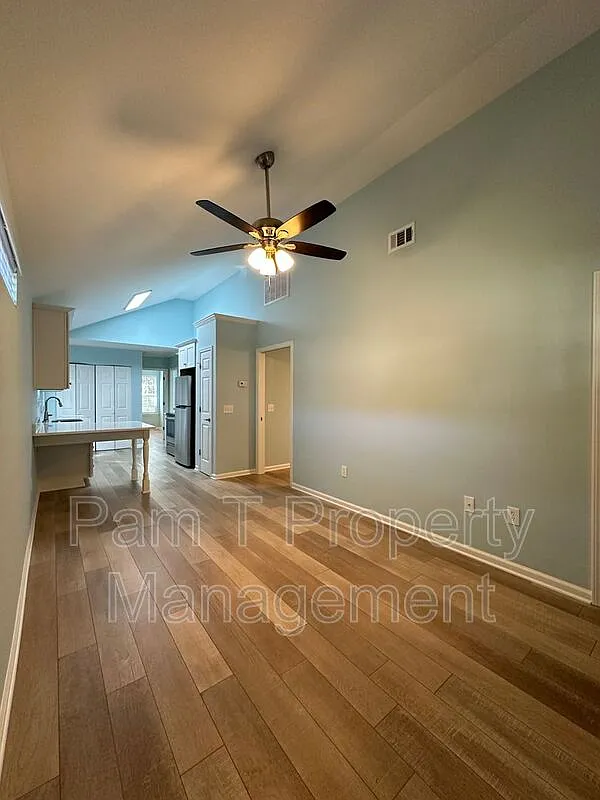4 bed, 2.0 bath, 972 sqft, $1,999 — Photo 3
