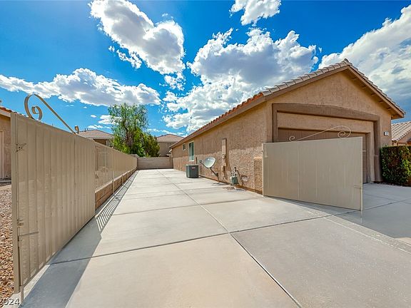 3rd image of 271 Ventana Heights St