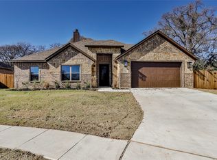 540 Woodland Dr, Azle, TX 76020