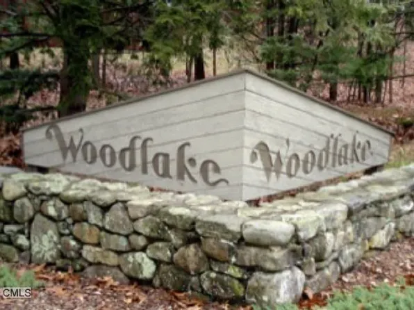 14 Wintergreen Ct, Woodbury, CT 06798