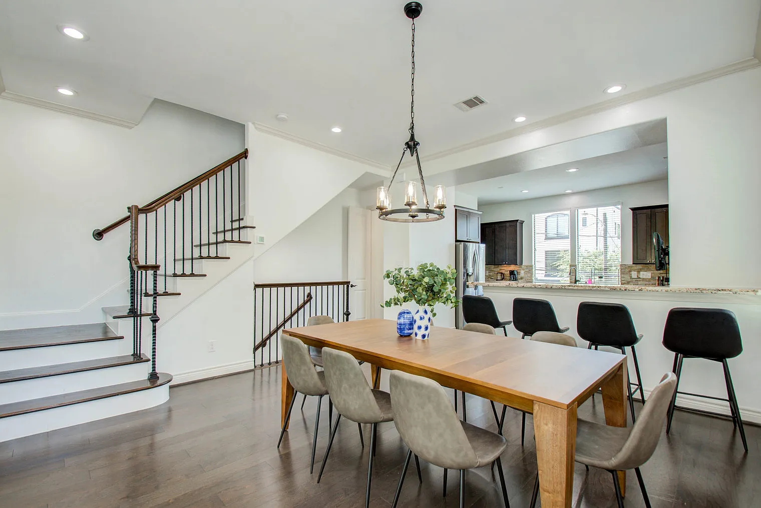3 bed, 3.0 bath, 2400 sqft, $12,295 — Photo 3