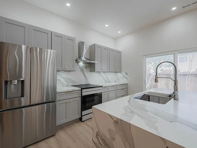 987 Harcourt Ave — Photo 1