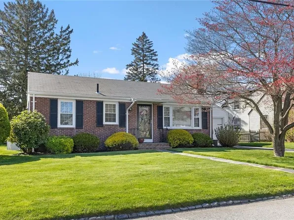 47 Willow Dr, Cranston, RI 02920